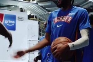 这是真正的兄弟篮球！联盟第一雷霆这帮球员的队内氛围实在太好了